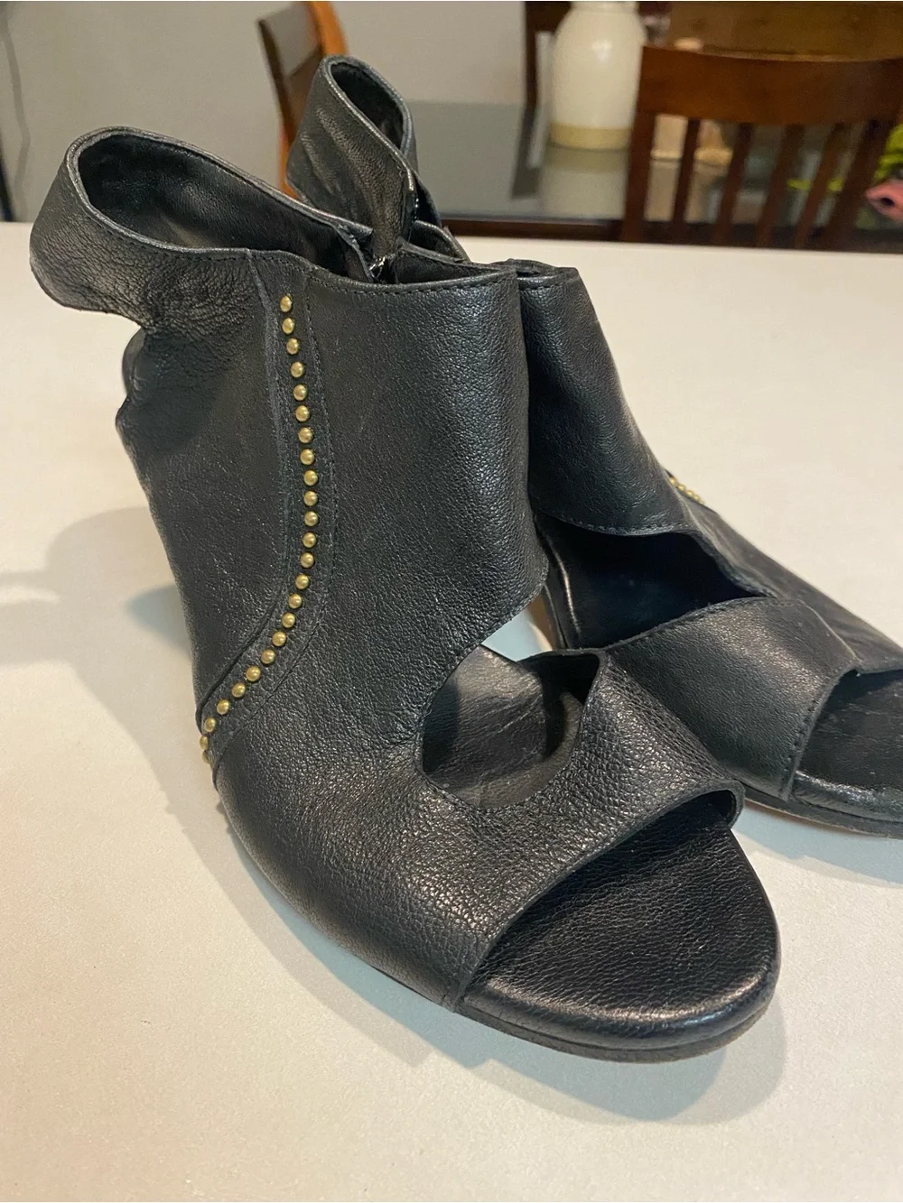 CALLEEN CORDERO KATRA CUT OUT SUPPLE BLACK LEATHER HEELS GOLD ACCENTS SEXY SZ 8